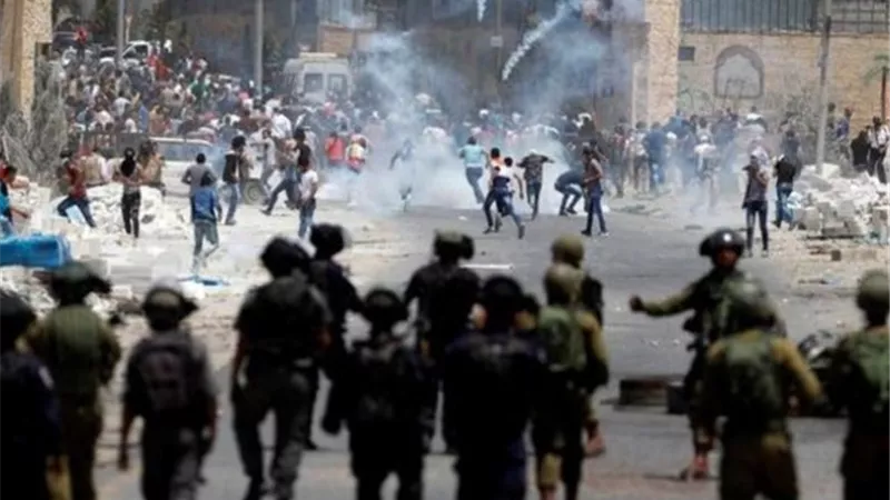 إصابة فلسطيني بالرصاص والعشرات بالاختناق خلال مواجهات مع الاحتلال الإسرائيلي بالخليل