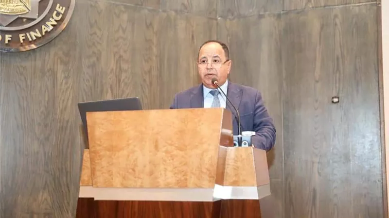 المالية: الدولة ملتزمة بصرف كل مستحقات العاملين بالمواعيد المقررة