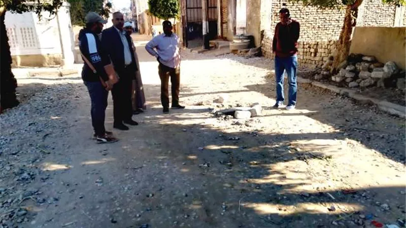 رئيس مدينة الأقصر يتابع أعمال تمهيد الطرق والرصف بحى المطار