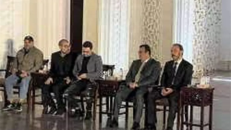 بدء عزاء والدة الفنان طارق لطفى