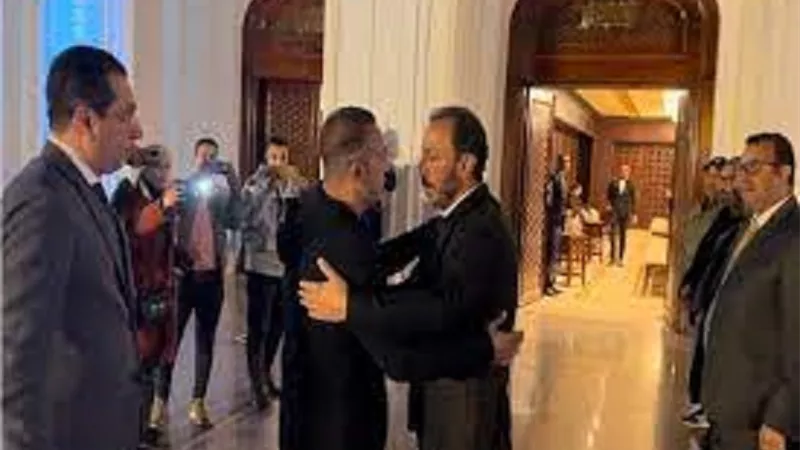 احمد السقا يواسئ طارق لطفى فى عزاء والدته .. صور