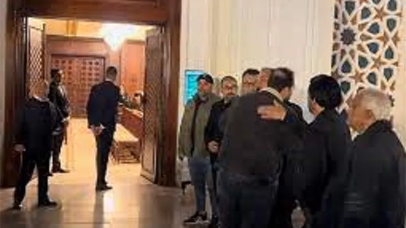 محمد على رزق فى عزاء والدة طارق لطفى .. صور