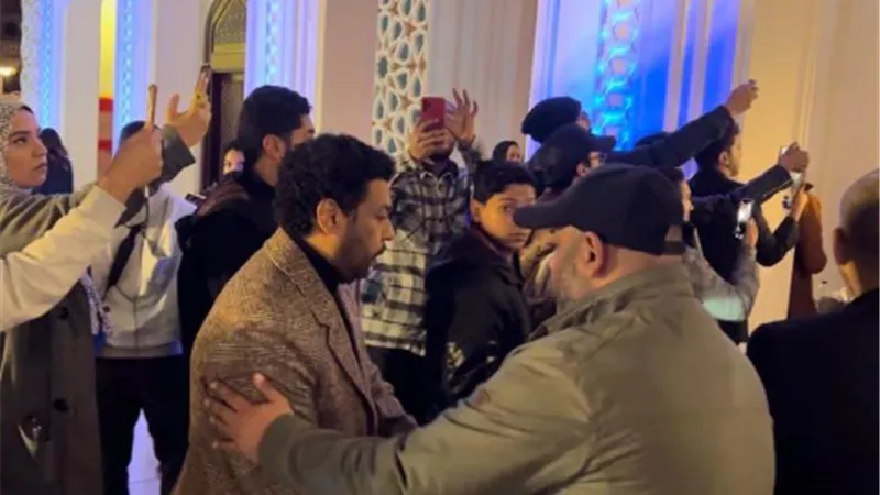 محمد جمعه يشارك فى عزاء والدة طارق لطفى .. صور