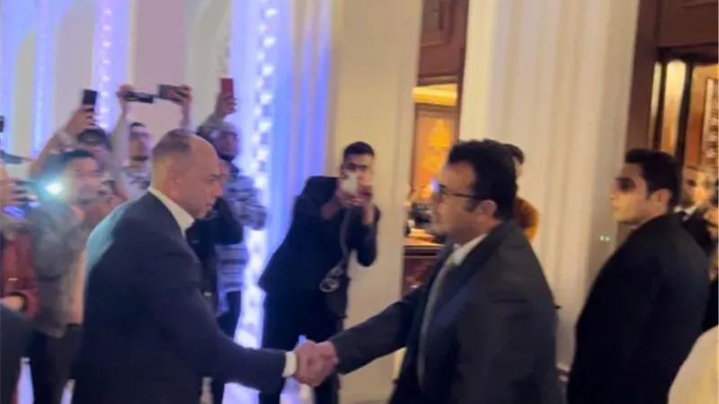 المنتج تامر مرسي يواسي طارق لطفى فى عزاء والدته