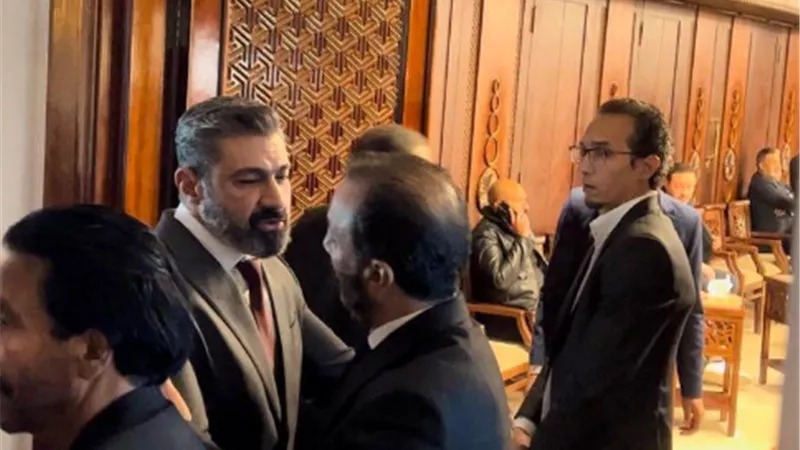 ياسر جلال يقدم واجب العزاء لـ طارق لطفى فى عزاء والدته .. صور