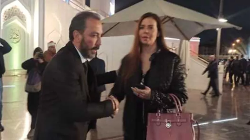 ايمى سالم فى عزاء والدة طارق لطفى
