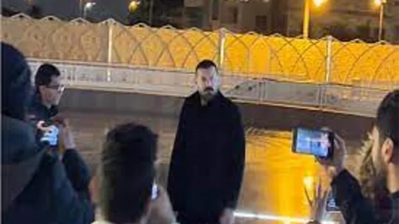 عمرو يوسف يواسي طارق لطفى فى عزاء والدته .. صور