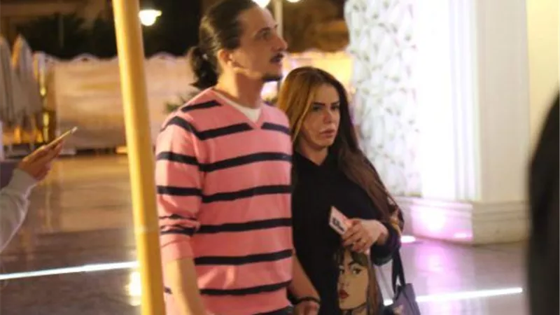 دنيا عبد العزيز وزوجها ف عزاء والدة طارق لطفى