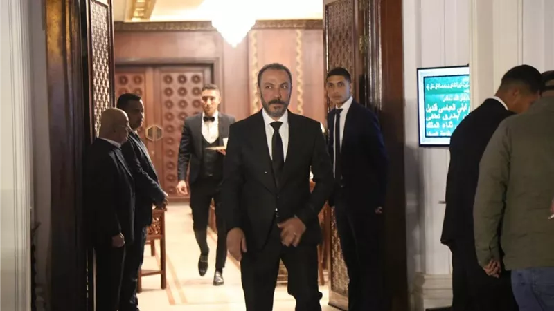 65 صورة من عزاء والدة الفنان طارق لطفى
