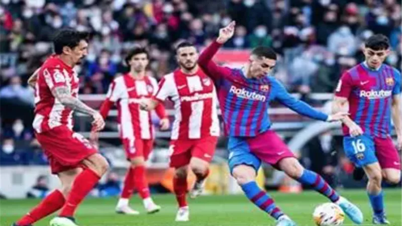 برشلونة يخطف نقاط أتلتيكو مدريد ويبتعد بالصدارة