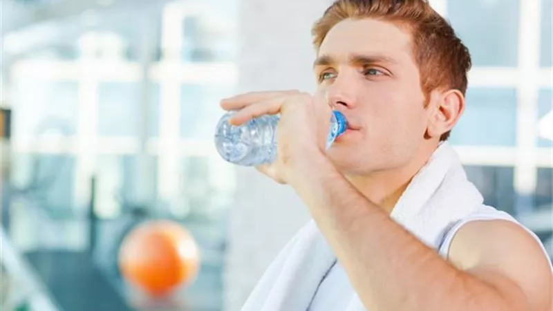 دراسة تكشف علاقة شرب المياه والشيخوخة