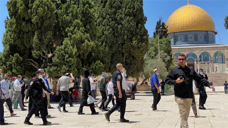 مستوطنون إسرائيليون يقتحمون الأقصى.. والاحتلال يعتقل 10 فلسطينيين