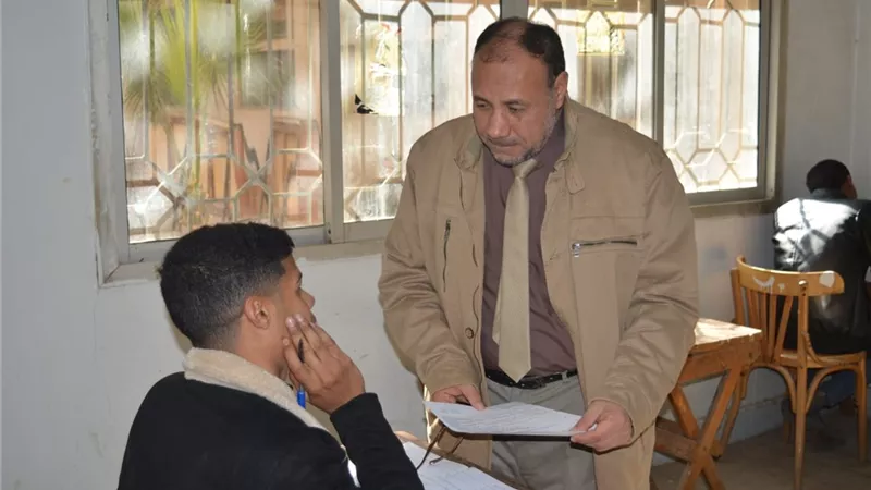 نائب رئيس جامعة الأزهر للوجه القبلي يتفقد الامتحانات بمجمع اسيوط