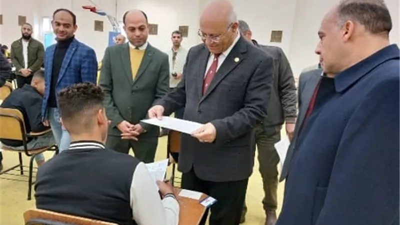 رئيس جامعة بنها يتفقد الامتحانات بـ كليات.. صور
