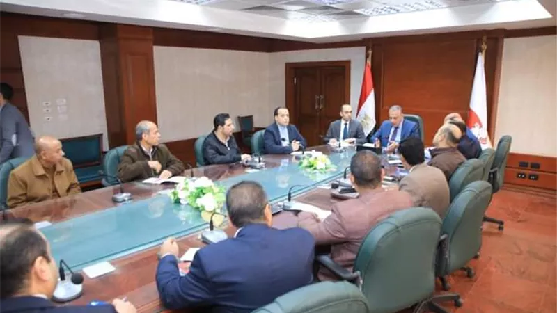 محافظ سوهاج يبحث استعدادات إقامة معارض 