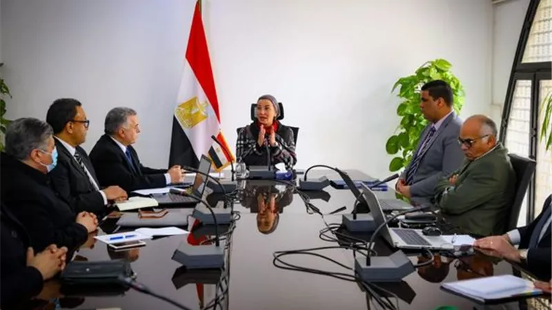 البيئة تبحث آخر مستجدات تنفيذ أول مشروع لتحويل المخلفات لطاقة