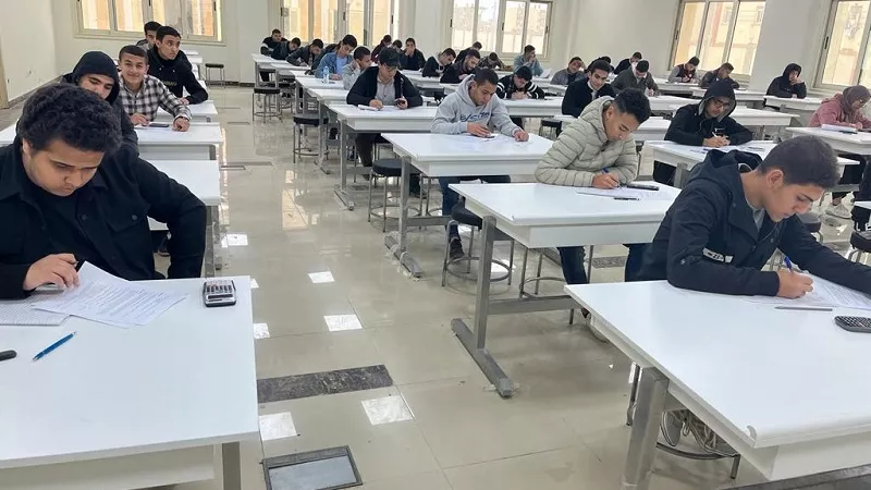 رئيس جامعة بني سويف الأهلية يتابع سير الامتحانات بالجامعة