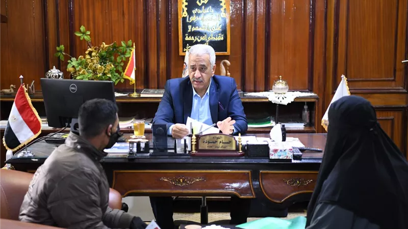 محافظ قنا والسكرتير العام يستقبلان 156 مواطنا لبحث شكاواهم