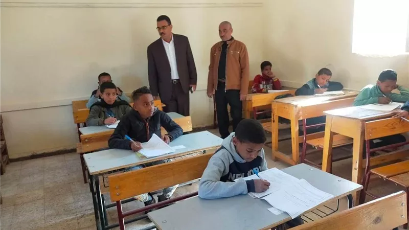 مدير ادارة قنا التعليمية يتفقد امتحانات النقل