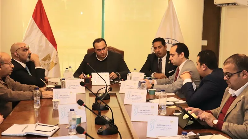 رئيس هيئة الرعاية الصحية يعقد اجتماعًا مع 