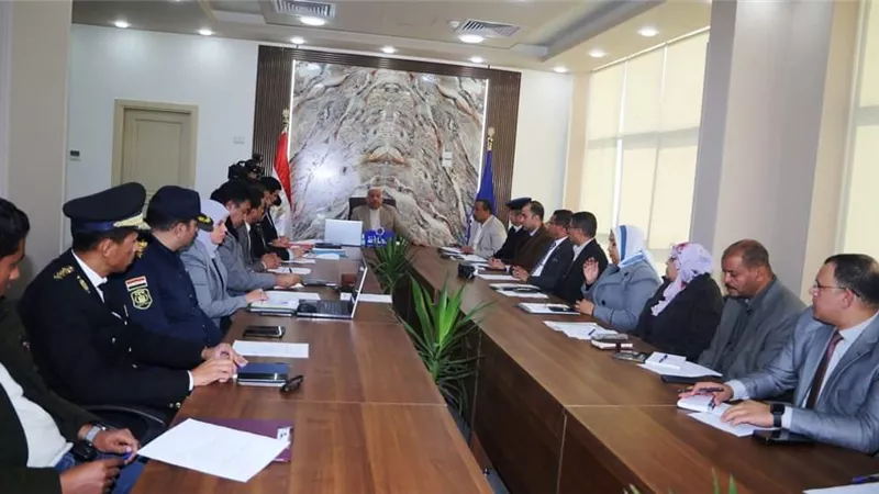 محافظ السويس :الارتقاء بالخدمات العامة وشوادر للسلع الغذائية