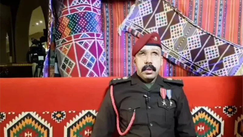ما قصة العراقي حامل علم بلاده في افتتاح 