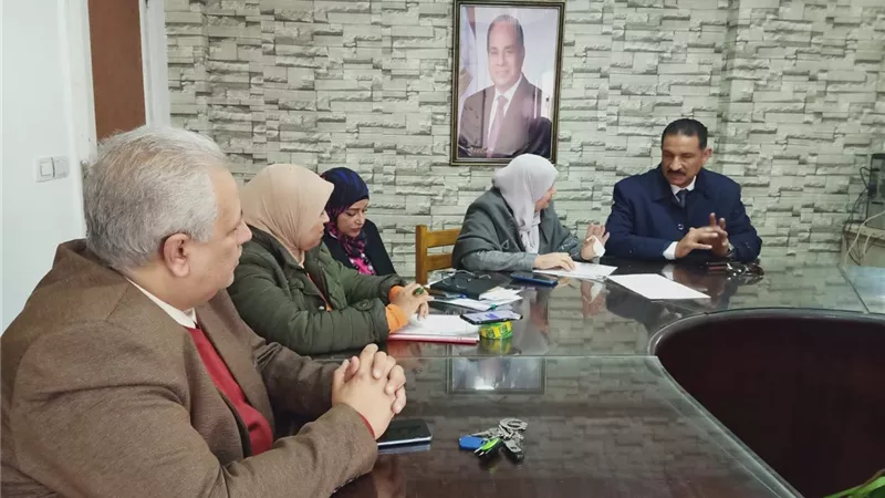 مدير تعليم الجيزة يتابع امتحانات النقل بغرفة العمليات بالمديرية