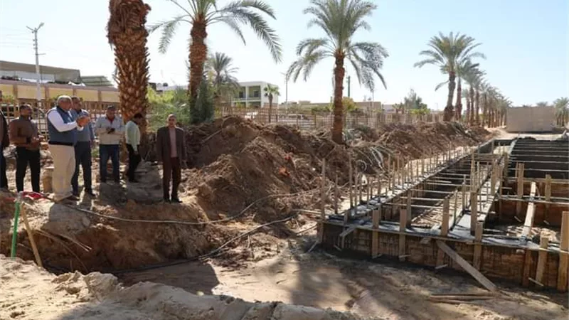 محافظ الوادى الجديد يتفقد إنشاء أول محطة للغاز الطبيعي بالخارجة