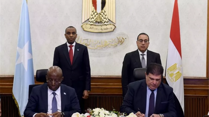 رئيسا وزراء مصر والصومال يشهدان توقيع مذكرة تفاهم للتعاون الإعلامي