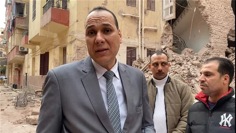 فريق النيابة الادارية بأسيوط يعاين عقار اسيوط المنهار بحى غرب
