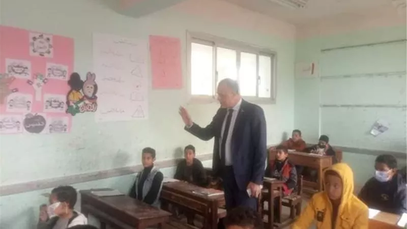 مدير تعليم الإسماعيلية يتفقد أول أيام الإمتحانات بمدارس فايد.صور