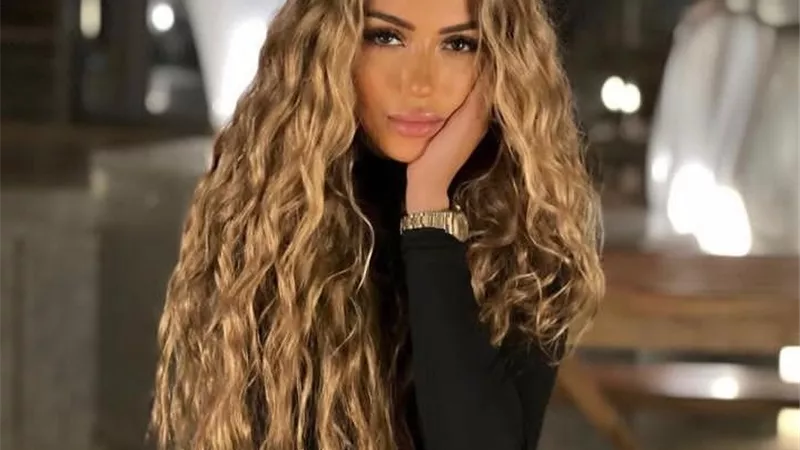 بشعر كيرلى.. سارة سلامه تلفت الأنظار بظهورها الرائع .. صور