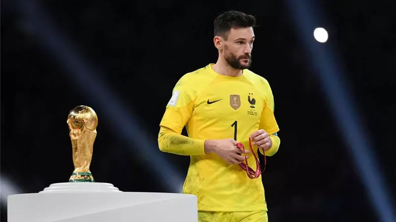 حارس فرنسا يعلن اعتزاله اللعب الدولى