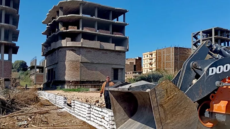 إزالة فى المهد لبناء مخالف بحوض ١٨ بمدينة الأقصر