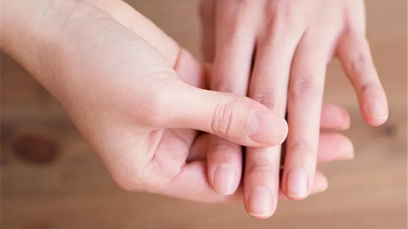 تعرف على الأمراض التي تشير إليها الأيادي الباردة