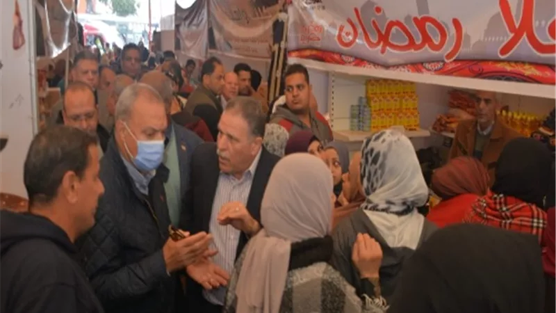 الهجان يتفقد معرض