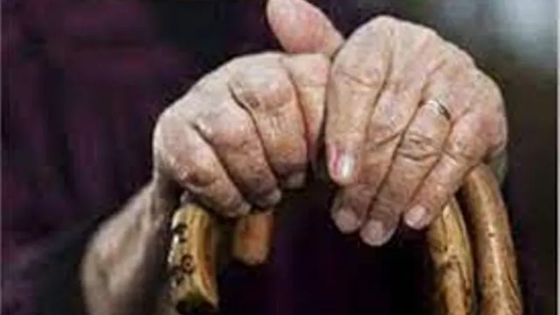 مُسنة تستغيث بالنجدة والداخلية تُلبى طلبها