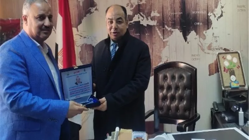 الصبروط يُكرم الممثل القانونى لهيئة