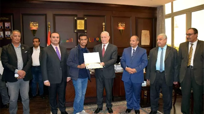 محافظ الأقصر يكرم طلاب ثانوية إسنا لفوزهم بالمركز الاول بالعباقرة