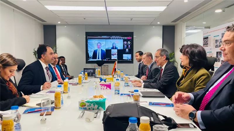 طلعت يبحث مع الوطنى للإلكترونيات بالهند التعاون لبناء القدرات الرقمية
