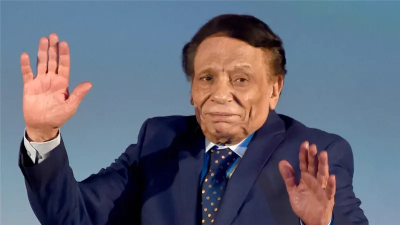 السعدني: عادل إمام مش مصاب بالزهايمر.. وأسعد لحظاته يقضيها مع أحفاده