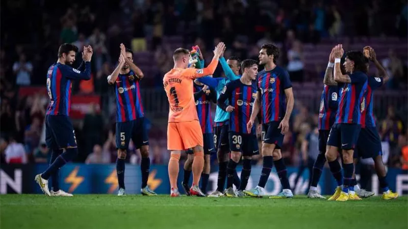 مدافع برشلونة يحسم موقفه من الانتقال إلى آرسنال