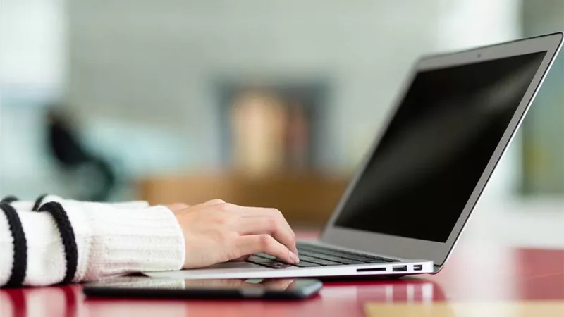 أداء أعمال خاصة أثناء العمل مذموم شرعاً..وهذا ما يجب على الموظف