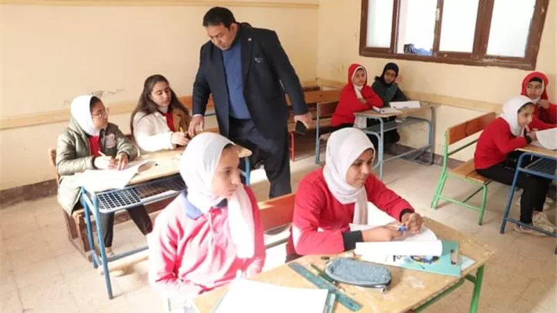 مدير تعليم الوادى الجديد يشيد بانتظام لجان امتحانات نصف العام