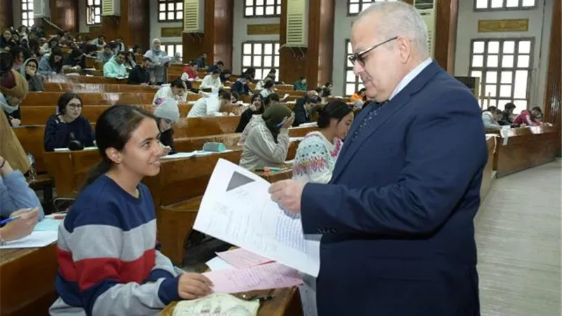 الخشت يتفقد سير الامتحانات بكليات جامعة القاهرة