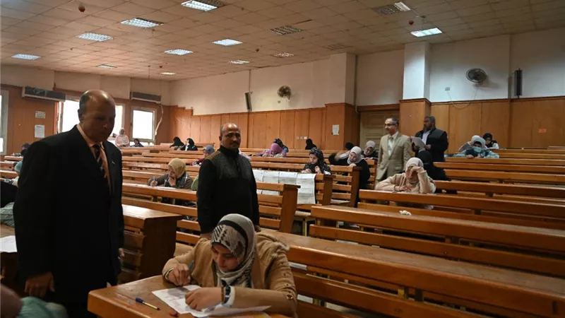 عميد آداب الفيوم يتفقد امتحانات الفصل الدراسي الأول