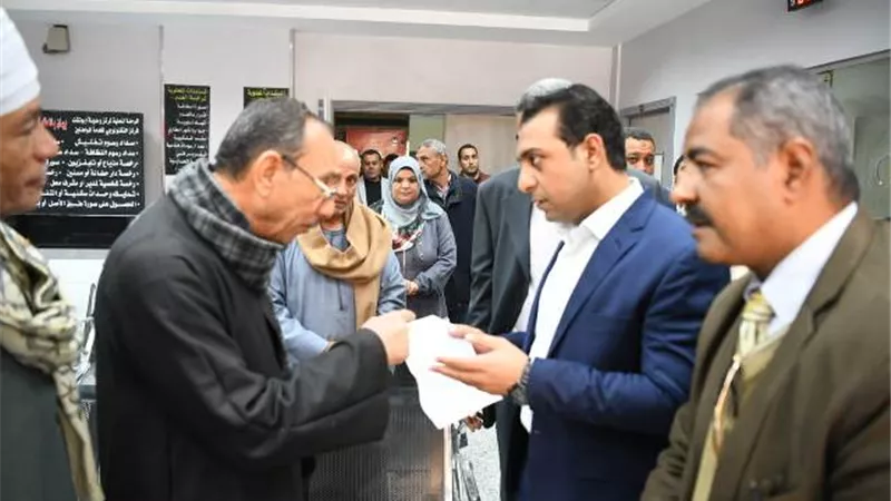 حازم عمر يتفقد المركز التكنولوجي لخدمة المواطنين بأبوتشت