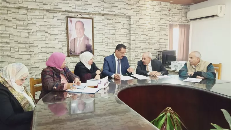 مدير تعليم الجيزة يتابع امتحانات رابعة وخامسة من غرفة العمليات