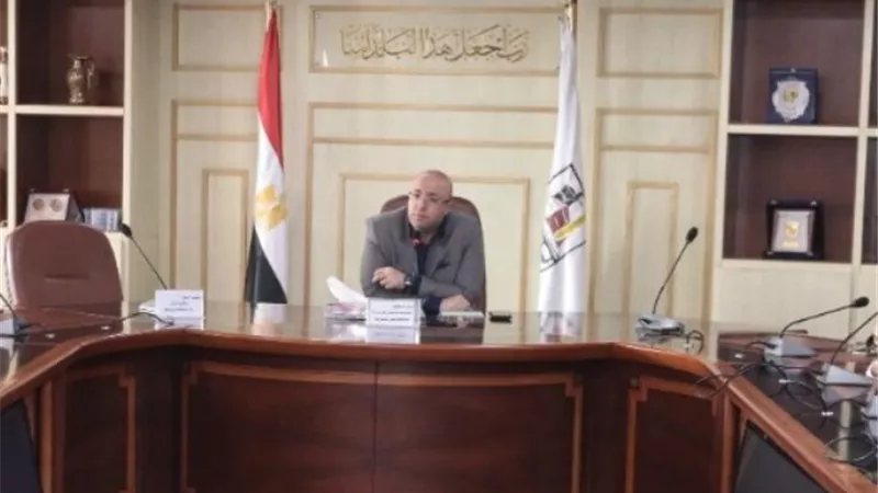محافظ بني سويف يناقش تذليل معوقات توسعة كوبري الشناوية بناصر