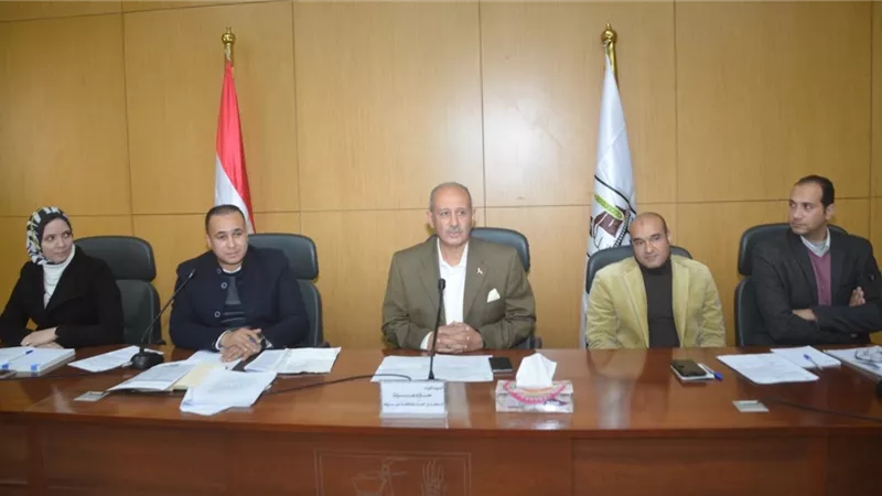تدريب العاملين ببني سويف على تراخيص إعلانات المحال